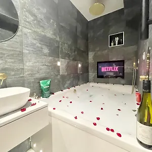Coastline Retreats - Cloud9: Luxury Garden Flat With Modern Amenities , Bournemouth United Kingdom